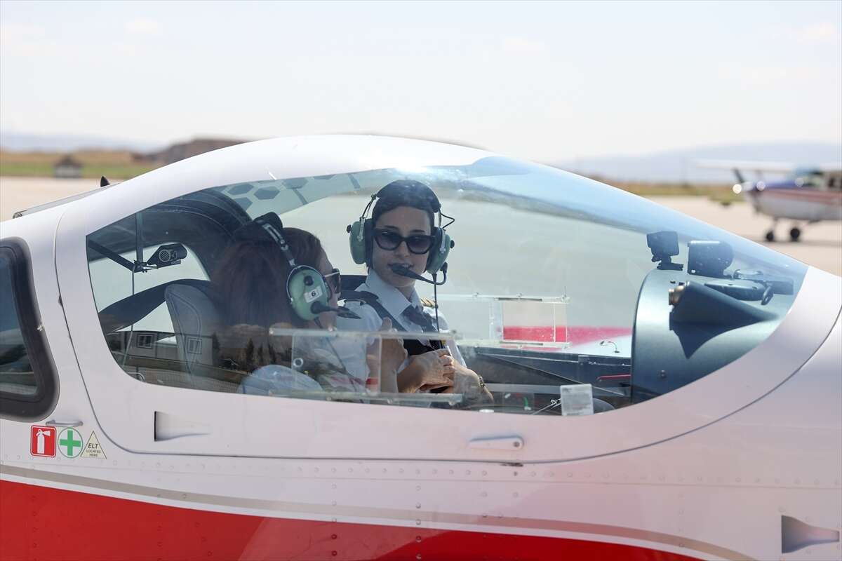 Konya’da öğretmen anne, pilot kızının mezuniyetiyle havalara uçtu 8